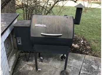 Great Smoker By TRAEGER  WOOD PELLET Pro Series Smoker - Told It Works Perfectly By Client