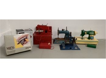 Miniature Toy Sewing Machine LOT B2