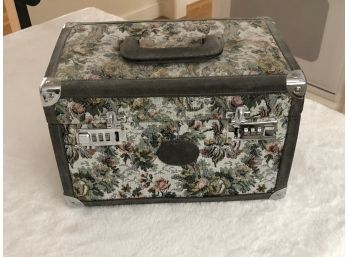 Ladies Vintage Makeup/Train Case/ Luggage Bag