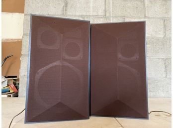 Set Of Marantz HD 440 Speakers