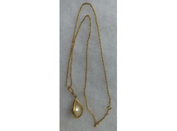 Delightful Gold Tone Chain With Standout Pendant