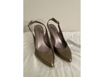 B. MAKOWSKY Gold Heels Size 8M