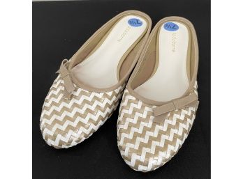 LIZ CLAIBORNE Gold & White Flats Size 7.5M