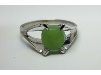 Lovely Vintage Size 6 Sterling Silver With Green Opalescent Gemstone