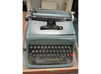 Underwood Olivetti Portable Manual Typewriter