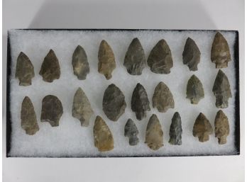 Lot Of 22 Arrowheads