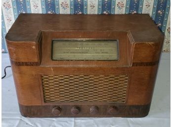 Antique Truetone Wood Veneer Electric Tube Multiband Tabletop Radio - Works!