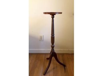 Trifooted Pedestal