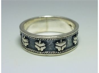 Vintage Sterling Silver Ring Size 7 1/2 With A Wonderful Design Around It