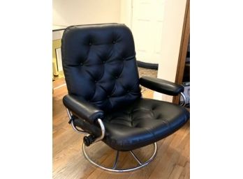 Mid Century Modern Black Leather Swivel Chair (LOC:  W)