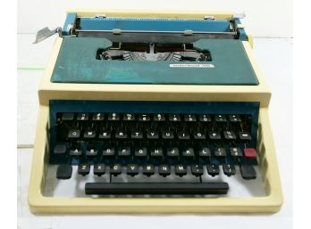 Underwood 315 Portable Typewriter In Case