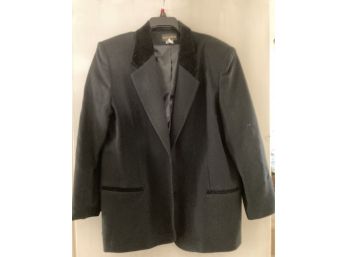 Black Jacket With Velvet Collar Size 18 In Good Condition