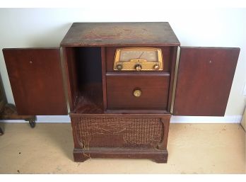 Working Vintage GE Radio And Phonograph Cabinet