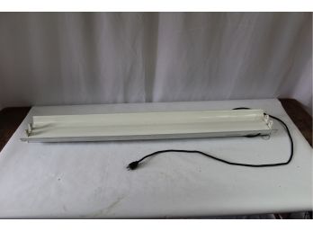 Florescent Light Fixture 4 Ft With Plug