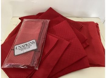 Bright Red Oval Cloth Table Cloth And 8 Napkins  1 Set Of The Napkins Have Not Been Open