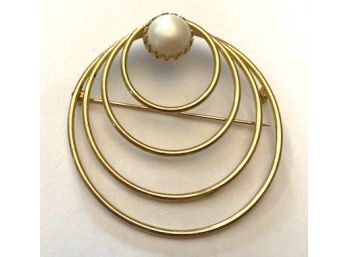 Exceptional Gold Tone Pin By EMMONS, 4 Circles From Large To Small With A Petty White Round Stone