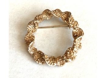 Nice Looking Wreath Style Gold Tone Pin