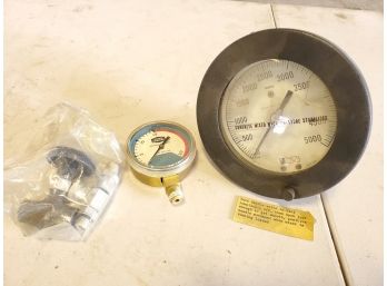 Two Vintage Gauges - Wecksler Royal & Union Carbide