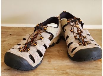 Pair Of Men's Nevados Size 9 Bump Toe Beige Sandals