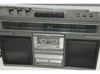 GE Boombox Model 3-5252D Clean, Functioning, No Corrosion Crackling Volume Knob 16'x11'x4.5'
