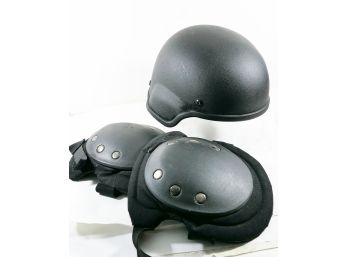 SKATEBOARD Safety Kit - Helmut With Two Knee Protectors - Kneepads.