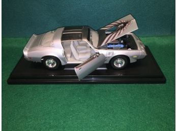 Road Signature 1979 Pontiac Trans AM T-Top 1:18 Die-Cast Collection Car. Minty!