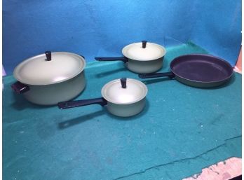 Set Of 4 Vintage 1970's Avocado Aluminum The Eveready Co. Pots And Pan. Frederick, MD. Made In U.S.A.