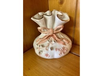 23/381 Pretty Bud Vase In Pink Flowers, Gold Highlights And Pink Bow