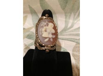 Vintage Brass Tone Resin Cameo Ring