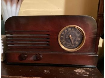 .Vintage Midland AM Table Radio