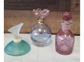 A Trio Of Vintage & Pretty Perfume Bottles With Fancy Stoppers -two Flowers & A Faceted Sphere!