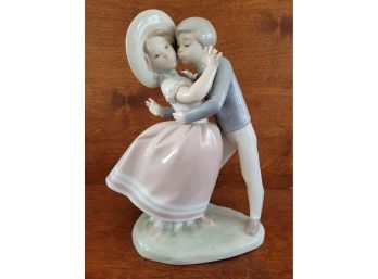 Vintage Lladro 9' Figurine 'First Kiss'