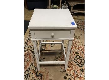 MODERN WHITE PAINTED SIDE TABLE