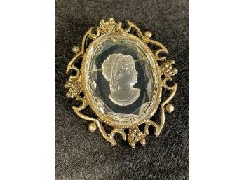 Stunning 10k Gold Cameo Brooch