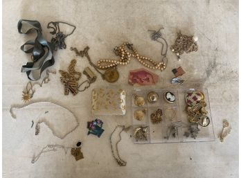 Lot Of Miscellaneous Costume Jewlery