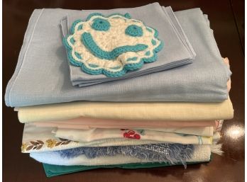 Large Lot Of Table Linens: Table Cloths, Napkins, Runners, And Pot Holder