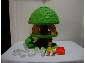 1975 Kenner Tree House With People, Dog, Car And Accessories