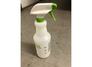 All-purpose Reusable 32 FL. OZ. Plastic Spray Bottle