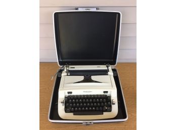 Vintage 1960s Royal Typewriter 900 On Original Storage Carry Case With Key. In Excellent Condition.