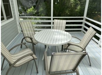 Lloyd Flanders Cast Aluminum  Round Table & 5 Chairs