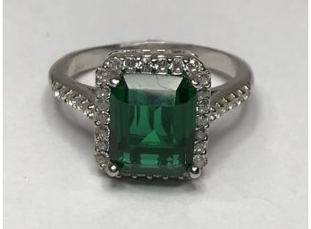 Fabulous Sterling Silver / 925 Ring With Emerald Green And White Topaz Color Stones - Looks VERY Pricey