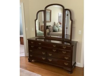 Beautiful Ethan Allen Ladies Dresser W/ Triple Mirror