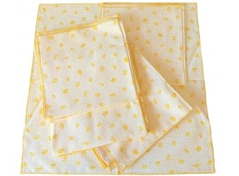 Twenty Four Vintage Yellow & White  Cloth Napkins In New Condition