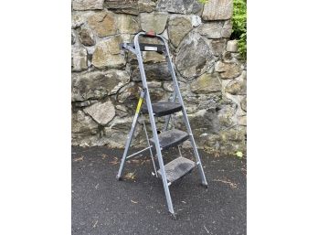 RUBBERMAID Step Ladder