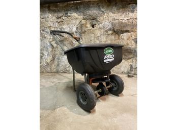 SCOTTS Pro Spreader Edgeguard