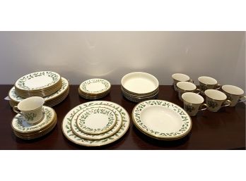 LENOX - Dimension Collection Holiday - Holly Pattern & Gold Trim Dish Set