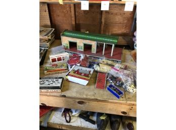 1930s Lionel Standard Metal Train Terminal/station & Several Plasticville In Boxes