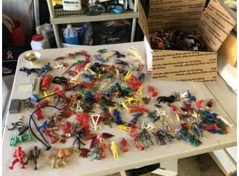 Lot Of 500 1950-1960s Original Plastic Toy Playset Figures And Misc - Spacemen - Cowboys & Indians & More