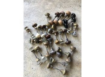 MIXED LOT OF VINTAGE DOOR DOOR KNOBS - PORCELAIN, BRASS, GLASS, STEEL, WOOD