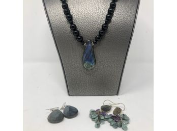 Necklace And Earrings With Iridescent Beads